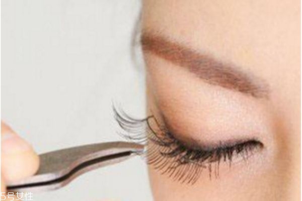 初學者怎么粘假睫毛 手把手教你貼 初學者怎么粘假睫毛 手把手教你貼
