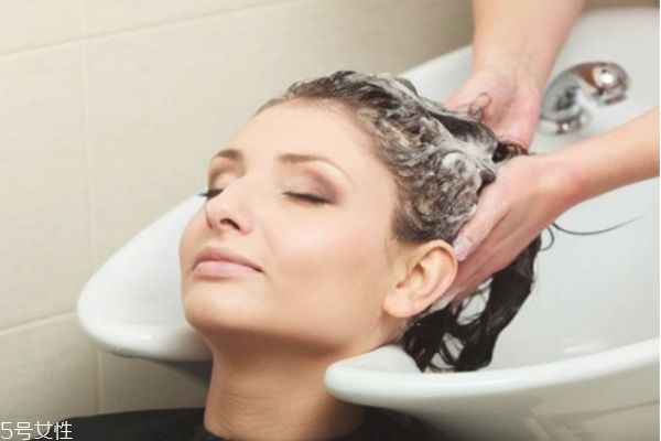 拉直頭發(fā)有味道怎么辦 拉直頭發(fā)怎么護(hù)理 拉直頭發(fā)有味道怎么辦 拉直頭發(fā)怎么護(hù)理