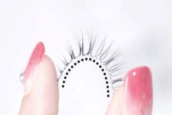 假睫毛怎么貼才逼真 如何貼假睫毛真實(shí)且不易掉 假睫毛怎么貼才逼真 如何貼假睫毛真實(shí)且不易掉