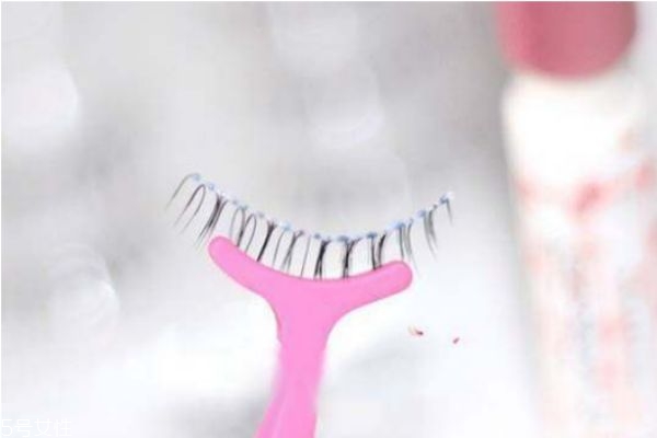 假睫毛怎么貼才逼真 如何貼假睫毛真實(shí)且不易掉 假睫毛怎么貼才逼真 如何貼假睫毛真實(shí)且不易掉