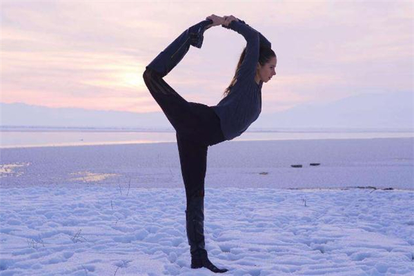 冬天早上幾點練瑜伽 六七點最好 冬天早上幾點練瑜伽 六七點最好