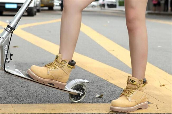 cat大黃靴怎么搭配 工裝風進行到底 cat大黃靴怎么搭配 工裝風進行到底