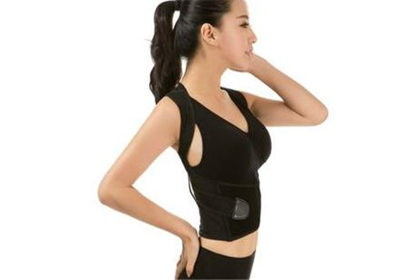 駝背讓你看起來更老 2招矯正姿勢 駝背讓你看起來更老 2招矯正姿勢