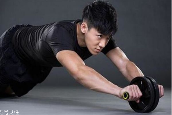 健腹輪的標準動作 健腹輪的正確姿勢 健腹輪的標準動作 健腹輪的正確姿勢
