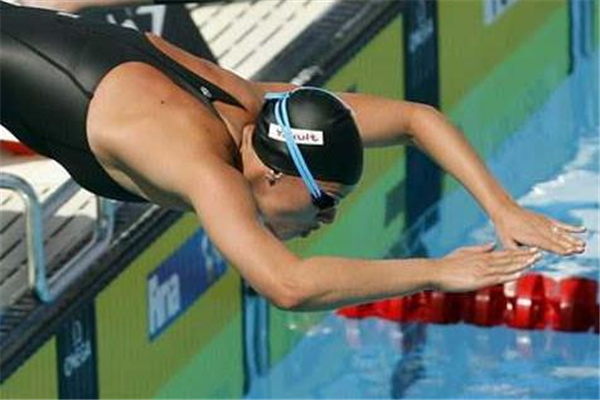 自由泳怎么換氣 呼吸機(jī)巧很重要 自由泳怎么換氣 呼吸機(jī)巧很重要