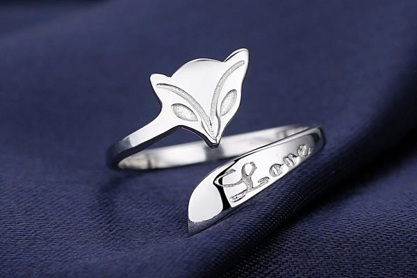 小指戴戒指是什么意思 防小人交好運(yùn) 小指戴戒指是什么意思 防小人交好運(yùn)