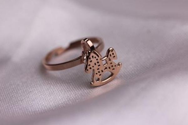 小指戴戒指是什么意思 防小人交好運(yùn) 小指戴戒指是什么意思 防小人交好運(yùn)