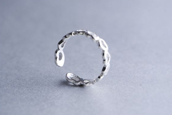 小指戴戒指是什么意思 防小人交好運(yùn) 小指戴戒指是什么意思 防小人交好運(yùn)