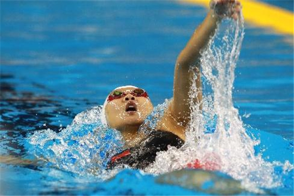 仰泳的動作要領 記住這些小技巧