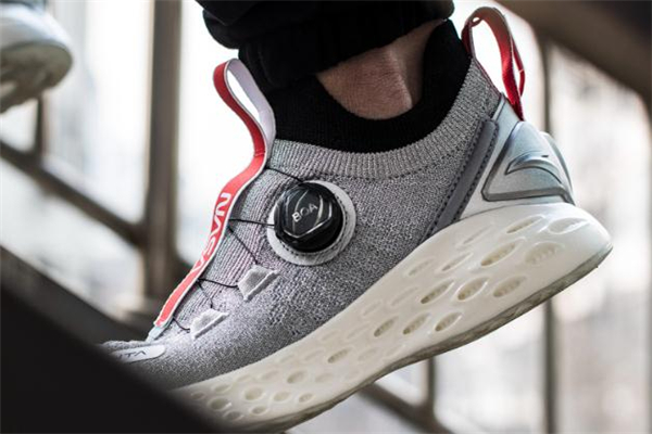 安踏nasa蟲洞跑鞋測評 科幻外觀引人好奇 安踏nasa蟲洞跑鞋測評 科幻外觀引人好奇