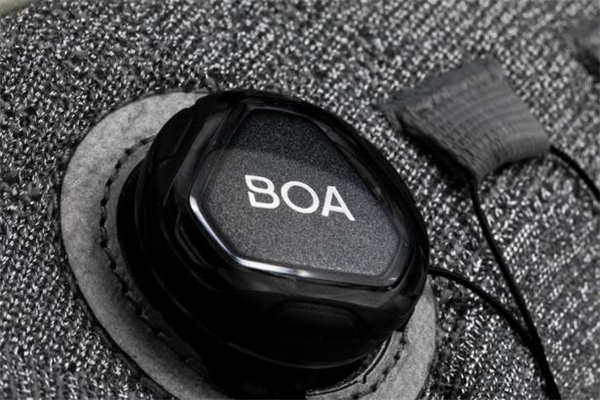 安踏nasa蟲洞跑鞋測評 科幻外觀引人好奇 安踏nasa蟲洞跑鞋測評 科幻外觀引人好奇