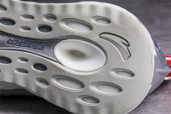 安踏nasa蟲洞跑鞋測評 科幻外觀引人好奇 安踏nasa蟲洞跑鞋測評 科幻外觀引人好奇