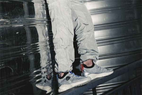 安踏nasa蟲洞跑鞋測評 科幻外觀引人好奇 安踏nasa蟲洞跑鞋測評 科幻外觀引人好奇