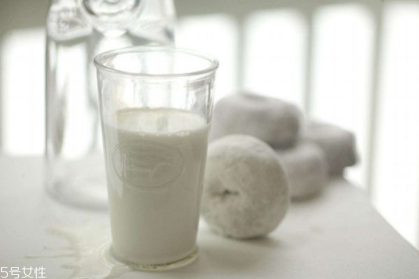 新開罐的奶粉能放多久 奶粉保存的誤區(qū) 新開罐的奶粉能放多久 奶粉保存的誤區(qū)