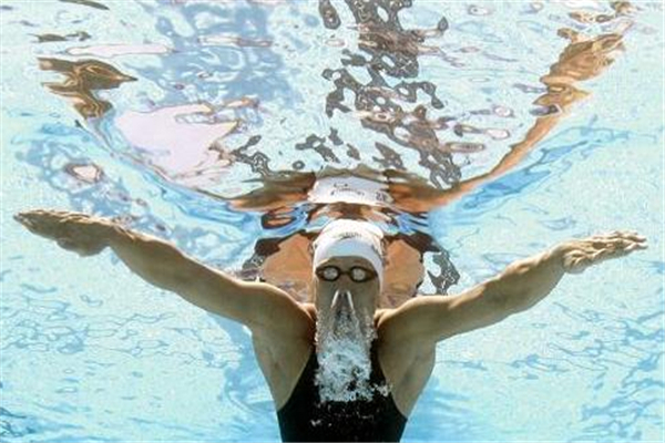 蛙泳可以減肚子嗎 要看運(yùn)動(dòng)量 蛙泳可以減肚子嗎 要看運(yùn)動(dòng)量