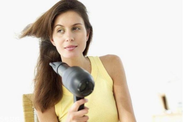 頭發(fā)稀少細(xì)軟怎么辦 頭發(fā)軟稀少怎么調(diào)理 頭發(fā)稀少細(xì)軟怎么辦 頭發(fā)軟稀少怎么調(diào)理