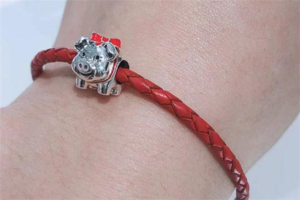潘多拉豬年紅繩手鏈?zhǔn)裁床馁|(zhì) 質(zhì)感非常好 潘多拉豬年紅繩手鏈?zhǔn)裁床馁|(zhì) 質(zhì)感非常好
