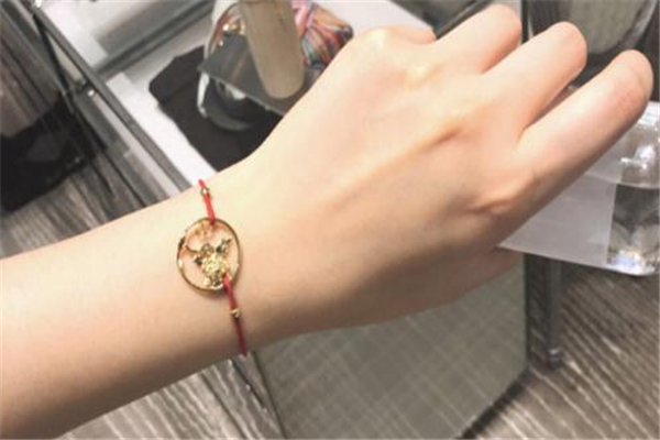 迪奧豬年繡球花紅繩手鏈多少錢 本命年帶來好運