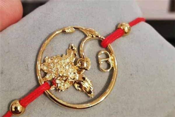 迪奧豬年繡球花紅繩手鏈多少錢 本命年帶來好運