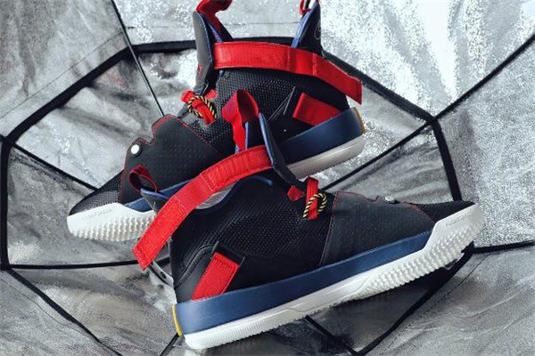 aj33適合什么腳型 更適合低腳背球員