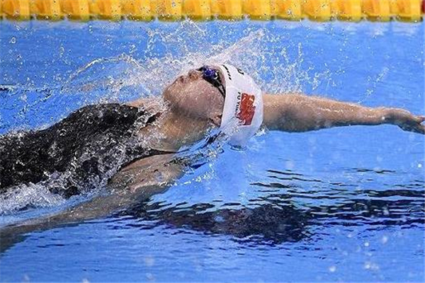 仰泳呼吸技巧 和動(dòng)作配合起來 仰泳呼吸技巧 和動(dòng)作配合起來