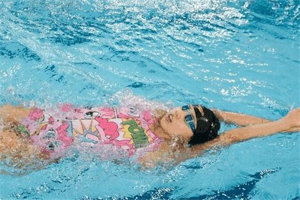 仰泳如何避免嗆水 先找準(zhǔn)嗆水原因 仰泳如何避免嗆水 先找準(zhǔn)嗆水原因