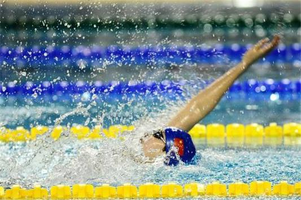 仰泳如何避免嗆水 先找準(zhǔn)嗆水原因 仰泳如何避免嗆水 先找準(zhǔn)嗆水原因