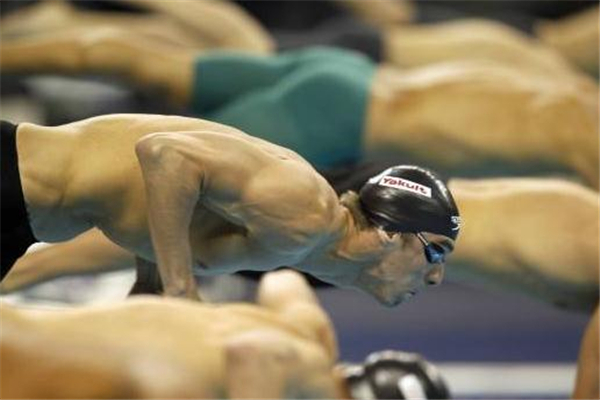 蝶泳和自由泳的區(qū)別 劃水方式不同 蝶泳和自由泳的區(qū)別 劃水方式不同