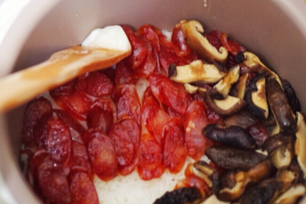 煲仔飯是哪個(gè)省的傳統(tǒng)美食 源于廣東