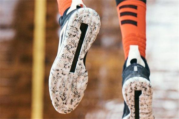 阿迪達(dá)斯n3xt l3v3l實(shí)戰(zhàn)測評 腳感不錯(cuò) 阿迪達(dá)斯n3xt l3v3l實(shí)戰(zhàn)測評 腳感不錯(cuò)