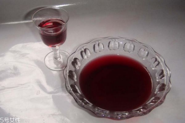 女性喝紅酒美容，一天喝多少比較好