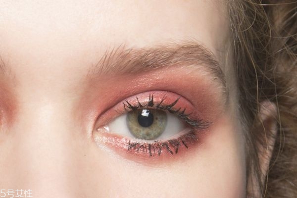 睫毛膏可以不卸妝嗎 使用睫毛膏的錯誤做法 睫毛膏可以不卸妝嗎 使用睫毛膏的錯誤做法