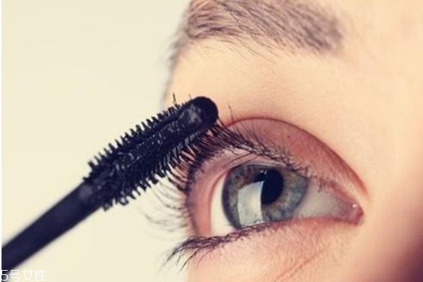 睫毛膏可以不卸妝嗎 使用睫毛膏的錯誤做法 睫毛膏可以不卸妝嗎 使用睫毛膏的錯誤做法