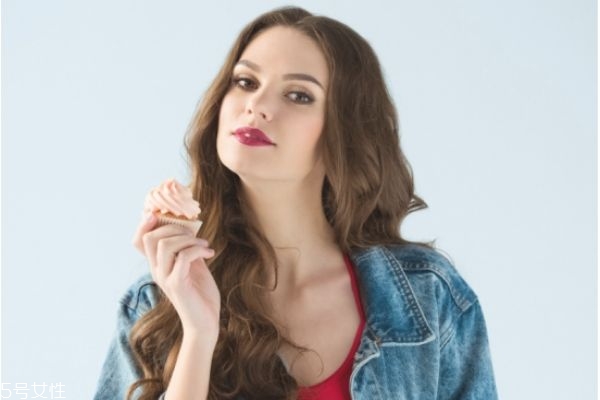 睫毛膏可以不卸妝嗎 使用睫毛膏的錯誤做法 睫毛膏可以不卸妝嗎 使用睫毛膏的錯誤做法