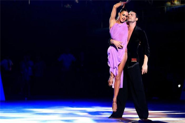 拉丁舞需要劈叉嗎 要練柔韌度 拉丁舞需要劈叉嗎 要練柔韌度