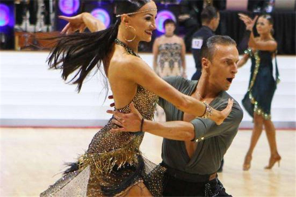 拉丁舞需要劈叉嗎 要練柔韌度 拉丁舞需要劈叉嗎 要練柔韌度