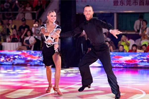 拉丁舞穿什么衣服 著裝要求有這些 拉丁舞穿什么衣服 著裝要求有這些