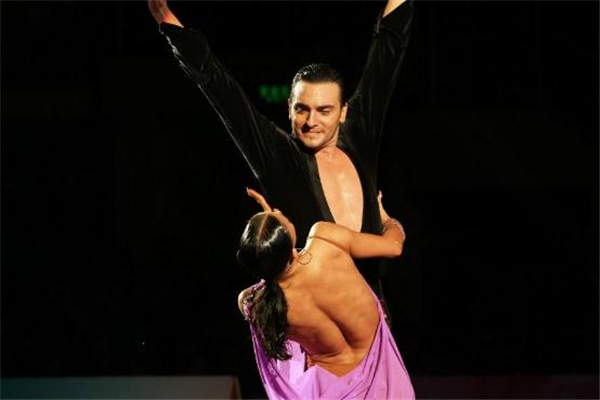 拉丁舞穿什么衣服 著裝要求有這些 拉丁舞穿什么衣服 著裝要求有這些