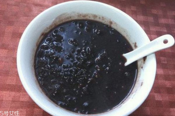 吃黑米粥大便會變黑嗎 黑米吃多了會怎么樣 吃黑米粥大便會變黑嗎 黑米吃多了會怎么樣