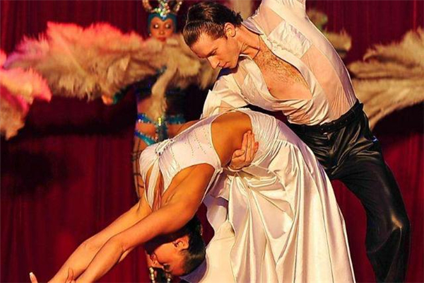 拉丁舞會(huì)讓小腿變粗嗎 發(fā)力方式要正確 拉丁舞會(huì)讓小腿變粗嗎 發(fā)力方式要正確