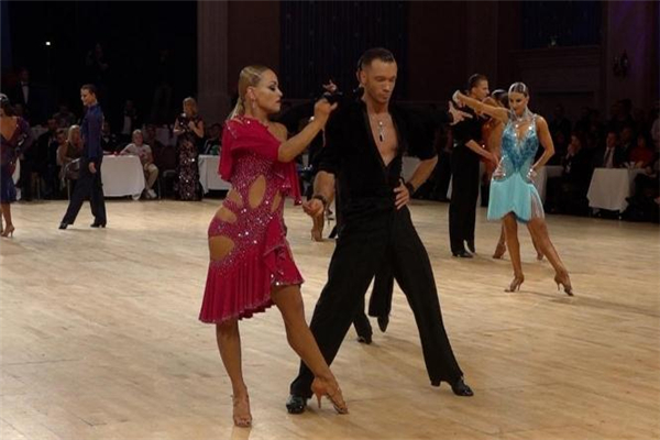 拉丁舞和肚皮舞的區(qū)別 不是一個(gè)舞種 拉丁舞和肚皮舞的區(qū)別 不是一個(gè)舞種