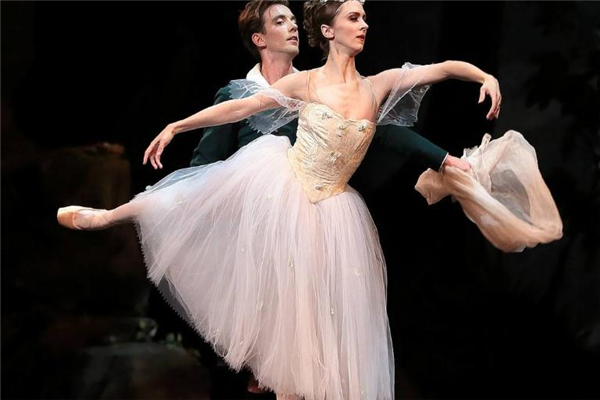 芭蕾舞怎么壓腳背 要注意這些 芭蕾舞怎么壓腳背 要注意這些