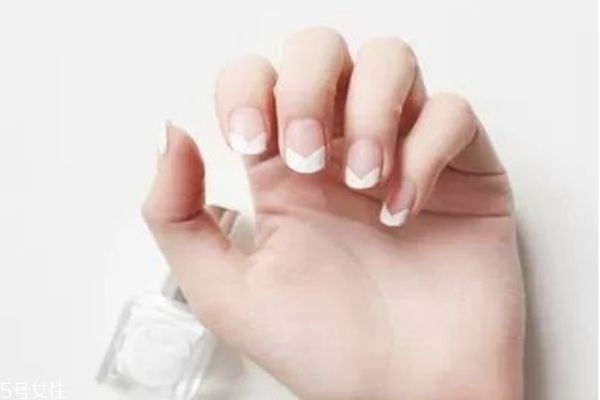 法式甜心新娘美甲怎么做 藍色法式美甲教程 法式甜心新娘美甲怎么做 藍色法式美甲教程