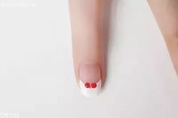 法式甜心新娘美甲怎么做 藍色法式美甲教程 法式甜心新娘美甲怎么做 藍色法式美甲教程