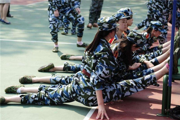 初學者怎樣練劈叉 不要心急 初學者怎樣練劈叉 不要心急