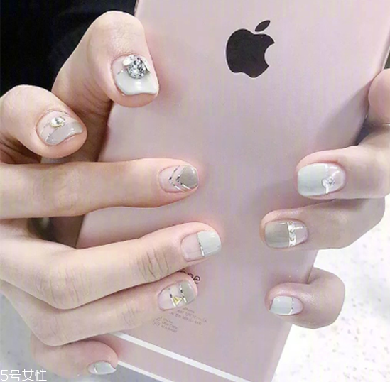 清新色塊撞色美甲怎么做 低飽和度美甲圖片 清新色塊撞色美甲怎么做 低飽和度美甲圖片
