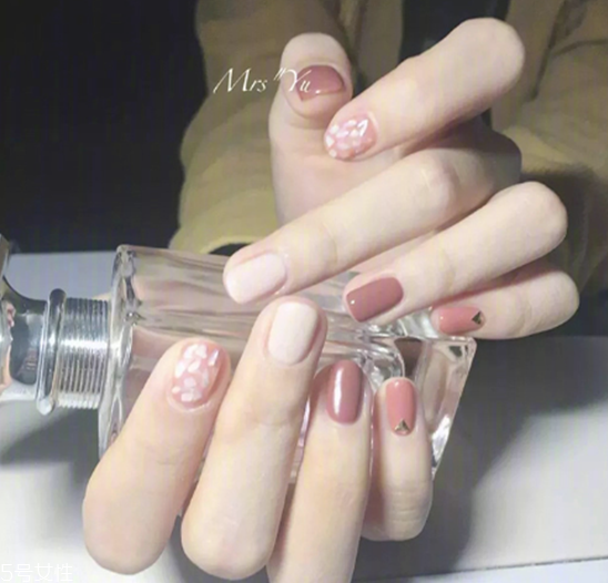 清新色塊撞色美甲怎么做 低飽和度美甲圖片 清新色塊撞色美甲怎么做 低飽和度美甲圖片