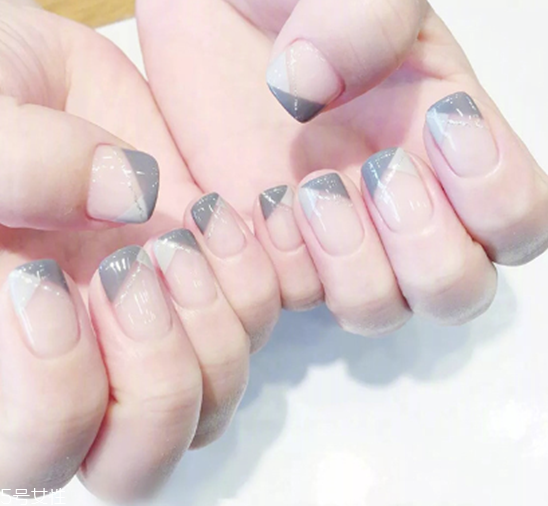 清新色塊撞色美甲怎么做 低飽和度美甲圖片 清新色塊撞色美甲怎么做 低飽和度美甲圖片