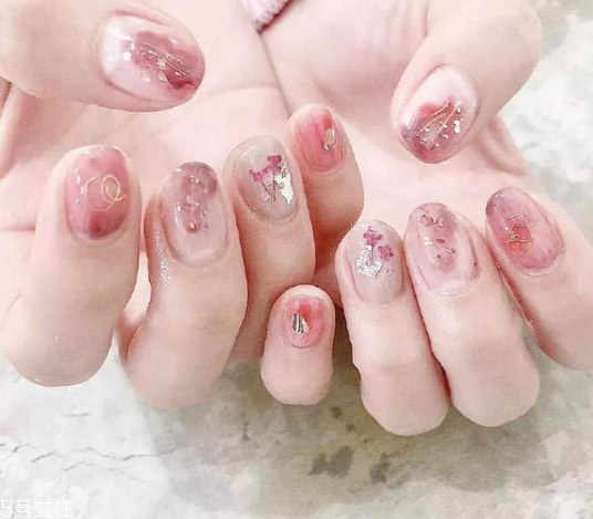 暈染美甲怎么做 夢幻星座美甲教程 暈染美甲怎么做 夢幻星座美甲教程