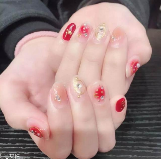 暈染美甲怎么做 夢幻星座美甲教程 暈染美甲怎么做 夢幻星座美甲教程